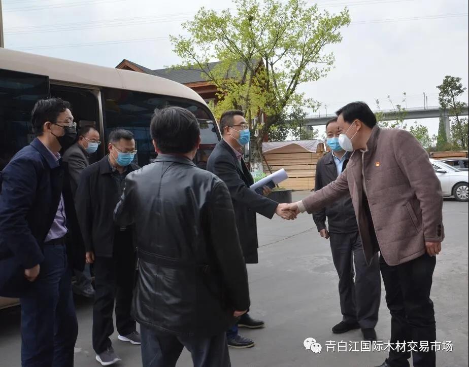 【中心動態(tài)】四川省供銷社黨組成員、副主任向益?zhèn)ヒ恍猩W臨我中心參觀調(diào)研