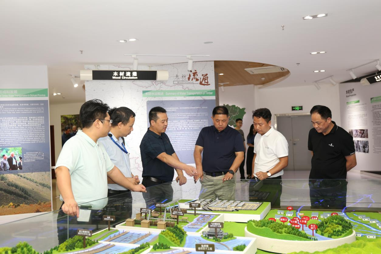 【中心動(dòng)態(tài)】安徽省六安市葉集經(jīng)濟(jì)開(kāi)發(fā)區(qū)、安徽人造板協(xié)會(huì)、合肥工業(yè)大學(xué)領(lǐng)導(dǎo)一行蒞臨我中心參觀交流