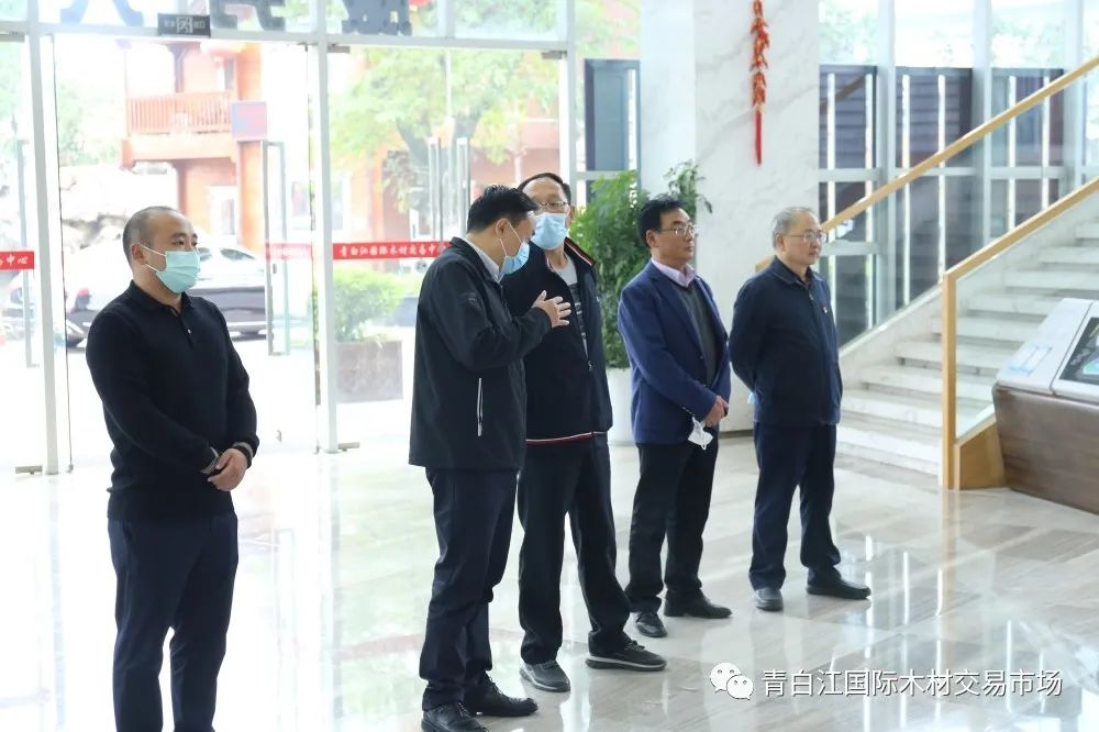 【中心動態(tài)】阿壩州行政審批局原局長何志富、阿壩州科協(xié)主席勒烏戈蒞臨青白江國際木材交易中心考察調(diào)研