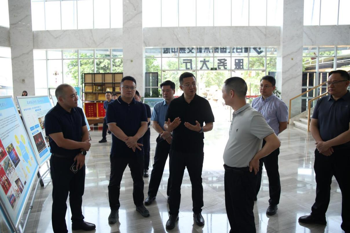 【園區(qū)動(dòng)態(tài)】青白江區(qū)區(qū)長王海波一行蒞臨青白江國際木材交易中心考察調(diào)研