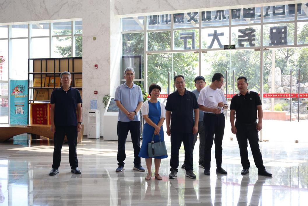 【園區(qū)動(dòng)態(tài)】中國(guó)木材與木制品流通協(xié)會(huì)與山東省日照市嵐山經(jīng)開區(qū)企業(yè)考察團(tuán)到青白江國(guó)際木材交易中心考察交流